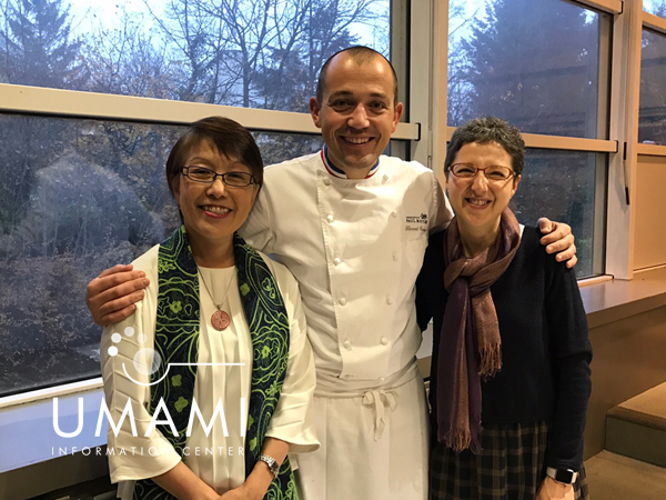 Lo chef Florent Boivin con Kumiko Ninomiya e Ana San Gabriel alla fine del workshop