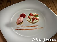 Umami-Tarte – Erdbeere, Tomate und zerrissenes Basilikum, serviert mit Erdbeer-Tomaten-Sorbet