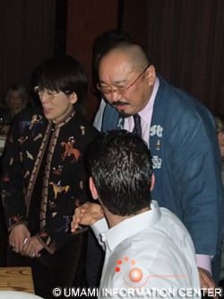 Sr. Fumio Hazu (Hokusetsu Shuzo Co.,) e Dr. Kumiko Ninomiya (Centro de Informações Umami) explicam sobre saquê e umami em Nobu 57th, NY