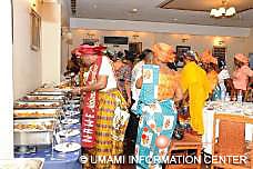 ผู้เข้าร่วมรับประทานอาหารกลางวันที่ร้านอาหาร Obudu Grill
