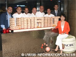 (จากซ้าย) Mr. Hazu, Executive Chef Eric Idos, Pedro, Toshiro, Nobu-san, Sushi Chef Hideki Endo, Mr. Bryan Chiu (ผู้อำนวยการ F&B ของ InterContinental Hong Kong) และคุณ Ninomiya