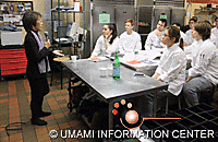 บรรยายโดย Dr. Ninomiya ในห้องเรียน: ระยะห่างระหว่างเธอกับนักเรียนอยู่ใกล้กัน ซึ่งทำให้ Q และ A กระฉับกระเฉง