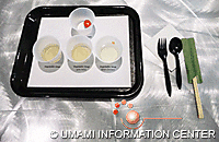 Plateau de dégustation Umami par le Dr Ninomiya : Haut : Tomates cerises. En bas (de gauche à droite) : Bouillon de légumes, bouillon de légumes avec assaisonnement umami, bouillon de poulet