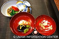 Hiryuzu พร้อมผัก (ด้านหลัง) และซุปใส (ด้านหน้า)