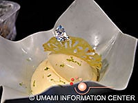 Tropische Früchte und Parmigiano-Reggiano-Creme von Keiko Nagae