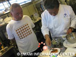 Ông Murata chế biến món ăn bằng macambo