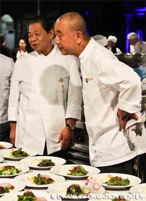 Chef Murata (esquerda) e chef NOBU Matsuhisa (direita) e pratos