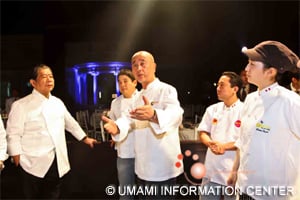 Küchenchef NOBU Matsuhisa (Dritter von links) und Küchenchef Murata (links) bei der Vorbereitung