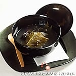 니모노완(벚꽃과 고사리 머리, 작은 센베이를 곁들인 옥돔 찜)