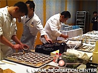 Le chef Murata prépare des plats