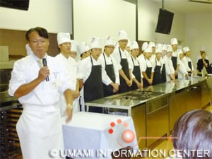 Sr. Shigeru Kagitomi, professor-chefe da Escola Técnica de Culinária Niigata e assistentes